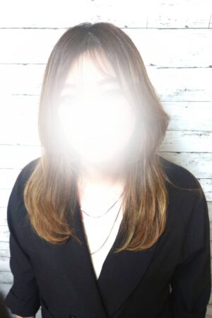 まほ（男見る視線がエロい！グラマラスOL奥様）